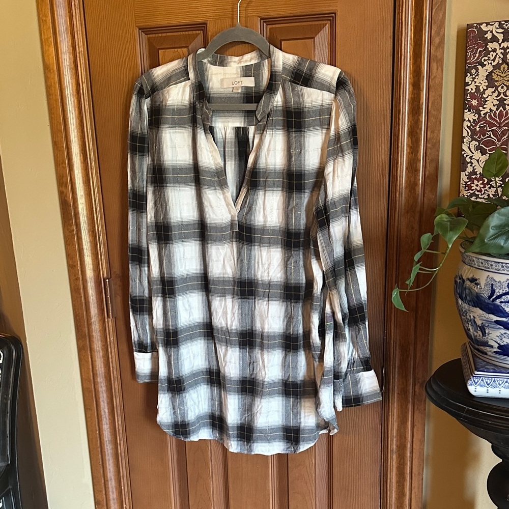 Women’s LOFT Monochrome/black/gray  Plaid Women's Tunic Blouse, size Large